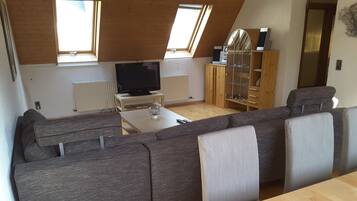 Fernseher, Bücher, Stereoanlage