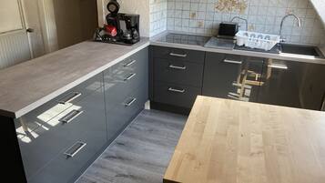 Kühlschrank, Mikrowelle, Ofen, Herdplatte