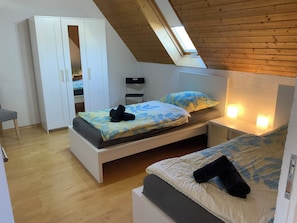 4 habitaciones, tabla de planchar con plancha y cuna de viaje 
