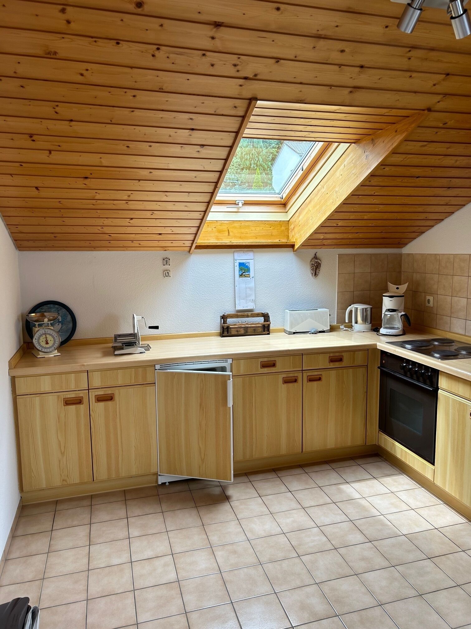 Fridge, oven, stovetop, coffee/tea maker