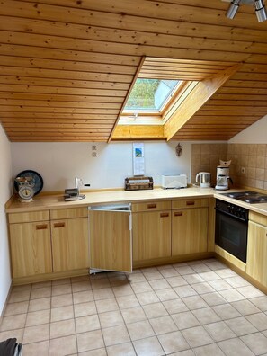 Kühlschrank, Ofen, Herdplatte, Wasserkocher mit Kaffee-/Teezubehör