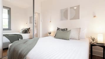 2 bedrooms, desk, iron/ironing board, internet