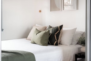 2 bedrooms, desk, iron/ironing board, internet