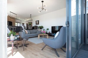 TV, printers - Impressively Spacious, Modern & Convenient (Newstead)