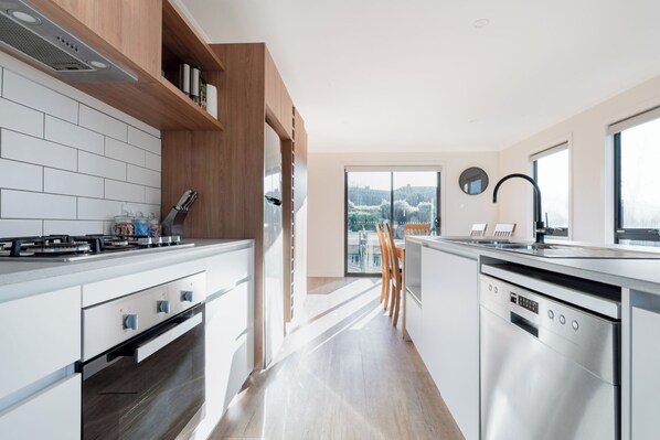 Geladeira, micro-ondas, fogão, cooktop