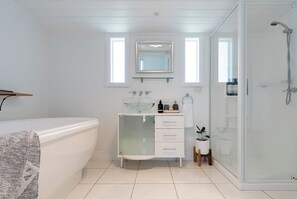 Badewanne, Haartrockner, Handtücher, Shampoo