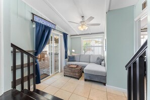 Smart TV - TIKI BLUE Beach House:Heated Pool+Hot Tub+Tiki Bar (Cocoa Beach)