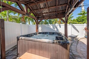 Outdoor spa tub - TIKI BLUE Beach House:Heated Pool+Hot Tub+Tiki Bar (Cocoa Beach)
