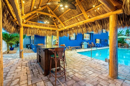 TIKI BLUE Beach House:Heated Pool+Hot Tub+Tiki Bar