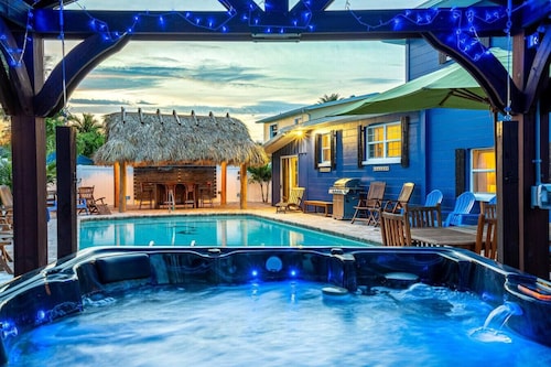 TIKI BLUE Big beach house with heated pool, hot tub and Tiki Bar.