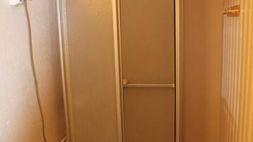 Dusj, hårføner, såpe og toalettpapir