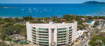 Pacific Park 305, easy access to restaurants and nightlife from Pacific Park 305