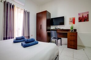 1 chambre, fer et planche Ă repasser