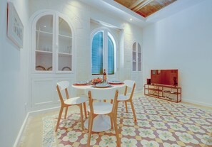 Dining - Central and Cosy Apartment in Valletta (Valletta)