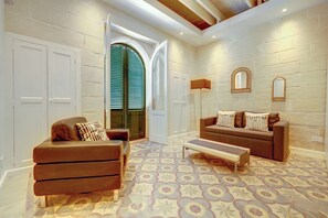 TV - Central and Cosy Apartment in Valletta (Valletta)