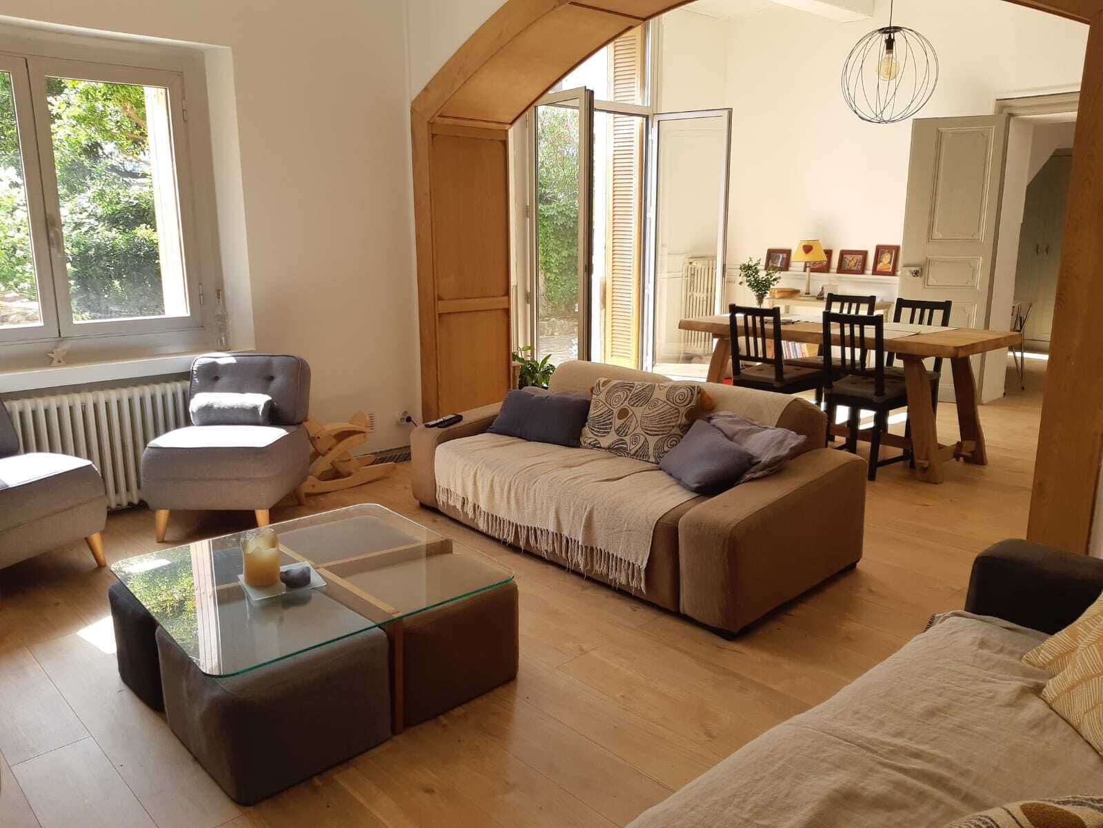 Télévision, cheminée, livres, imprimantes