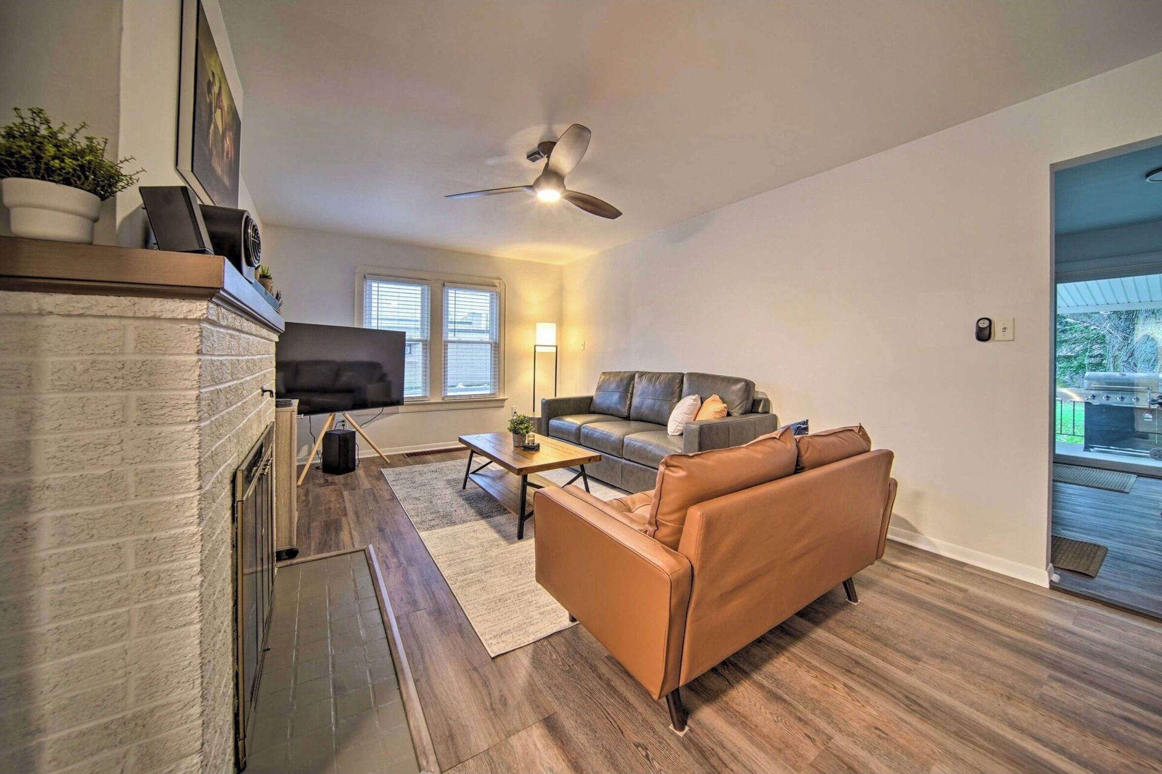 Smart TV, fireplace, stereo