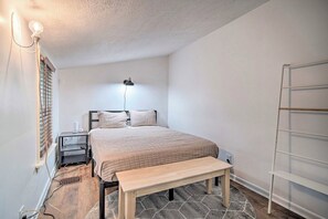 3 makuuhuonetta, työpöytä, silitysrauta/-lauta, vauvan matkasänky