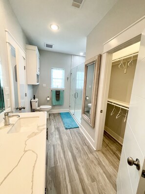 Combined shower/bathtub, hair dryer, towels, soap