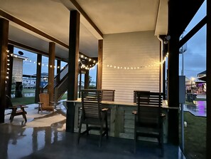 Terrace/patio - NEWLY BUILT 3min walk to beach,hot tub, b-ball, pet friendly, parking for RV’s (Bolivar Peninsula)