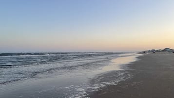 Beach nearby, sun loungers, beach towels