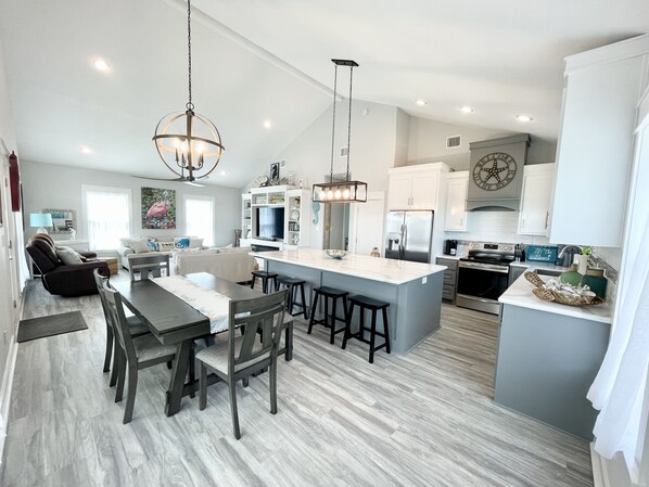 Interior - NEWLY BUILT 3min walk to beach,hot tub, b-ball, pet friendly, parking for RV’s (Bolivar Peninsula)