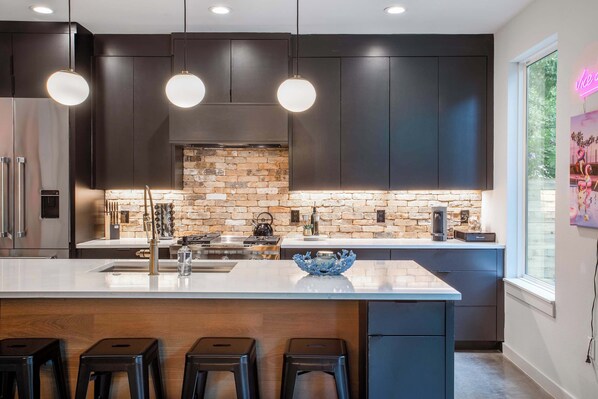 Kühlschrank, Mikrowelle, Ofen, Herdplatte