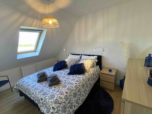 4 habitaciones, tabla de planchar con plancha y cuna de viaje 