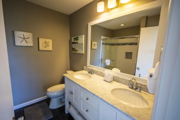 A bathroom with two sinks, a toilet, and a large mirror. - Waterview - Gulf side condominium, Walkable to restaurants, near 30A Bike Path (Blue Mountain Beach)