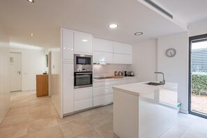 Kühlschrank, Mikrowelle, Ofen, Geschirrspüler