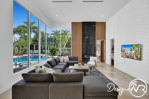 豪華獨棟房屋, 多間臥室 | 起居區 | 42-吋平面電視、數位頻道、電視