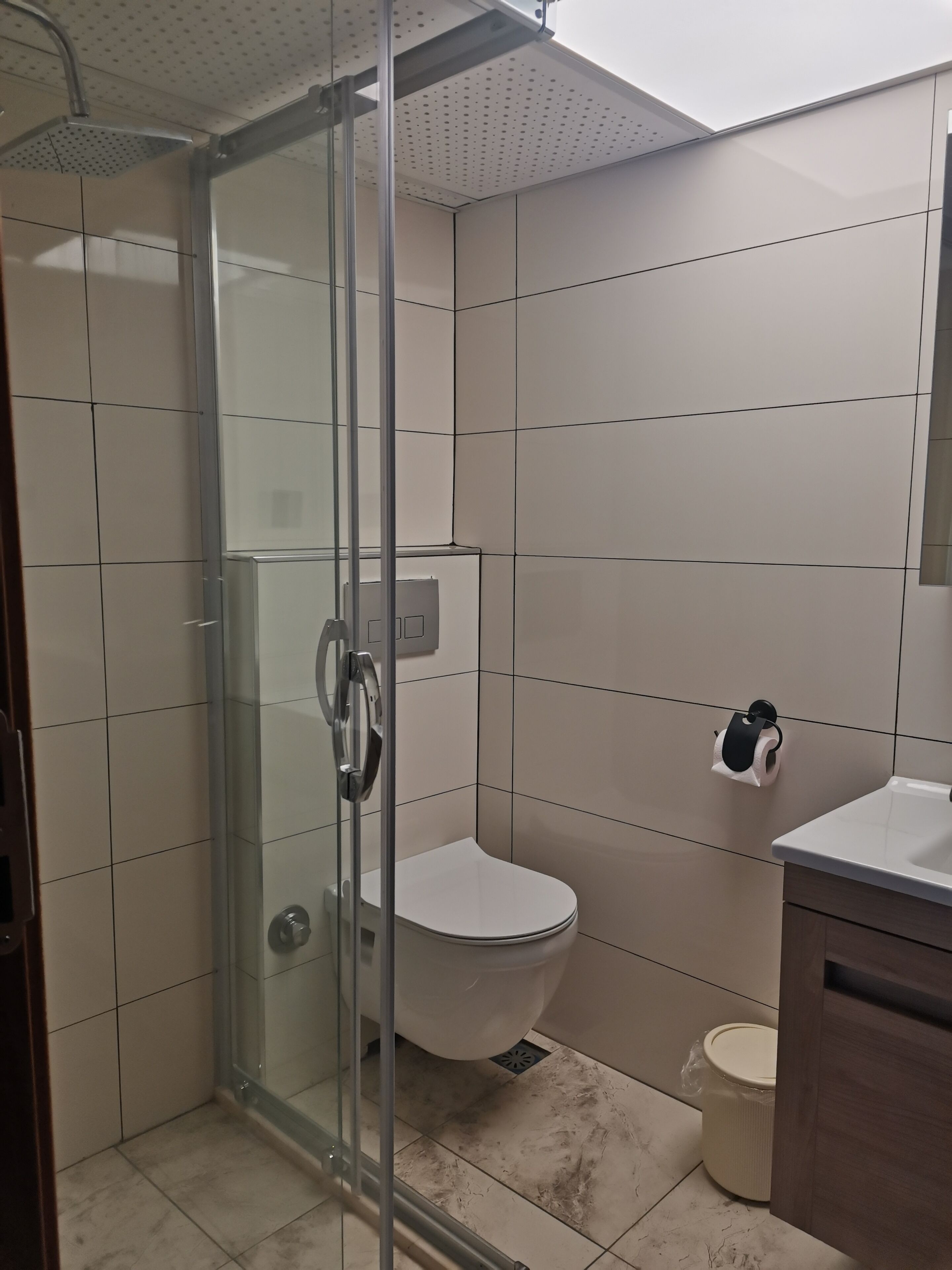 Family Room, Non Smoking | Bathroom | Combined shower/tub, rainfall showerhead, free toiletries, hair dryer