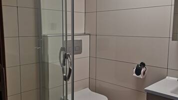 Family Room, Non Smoking | Bathroom | Combined shower/tub, rainfall showerhead, free toiletries, hair dryer