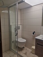 Family Room, Non Smoking | Bathroom | Combined shower/tub, rainfall showerhead, free toiletries, hair dryer