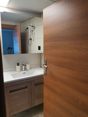 패밀리룸 | 욕실 | 샤워기/욕조 결합, 레인폴 샤워기, 무료 세면용품, 헤어드라이어