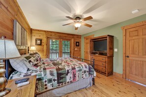 4 bedrooms, desk, iron/ironing board, free WiFi