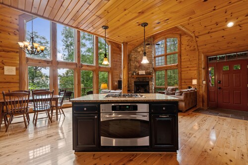 River Woods Retreat:10min to River, L2 EV, Hikes, 2 Fireplaces, Hottub, SP 10mi