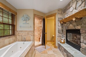 Combined shower/bathtub, jetted bath, hair dryer, towels - River Woods Retreat:10min to River, L2 EV, Hikes, 2 Fireplaces, Hottub, SP 10mi (Bentonville)