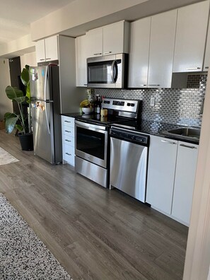 Fridge, microwave, stovetop, dishwasher