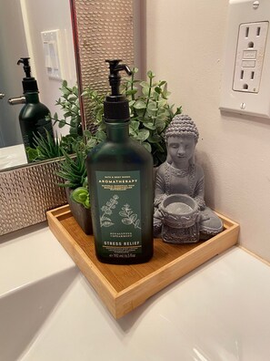 Combined shower/bathtub, towels