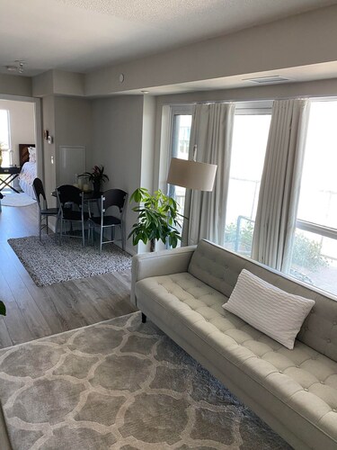 SPACIOUS CONDO WITH VIEW OF CITY. POOL.GYM.HOT TUB.SLEEPS 4