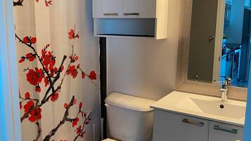 Combined shower/tub, towels