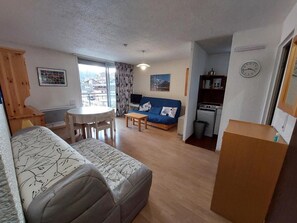 Living area - 50m from ski slopes, 3rd floor, view mountain, balcony, parking, tv, ski locker, 32m², Les 2 Alpes (Les Deux Alpes)
