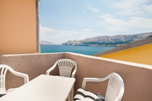 Outdoor dining - With sea view and directly on the crystal clear sea (Baska)