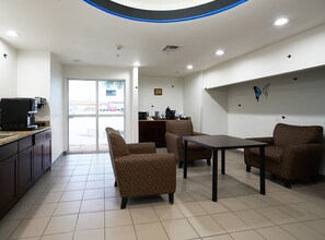 Free daily on-the-go breakfast - Emblaze Hotel (Three Rivers)