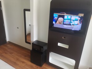 Escritorio, espacio para trabajar con laptop y cortinas blackout 