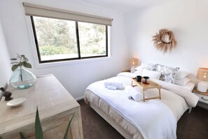 3 slaapkamers, een strijkplank/strijkijzer, internet, beddengoed