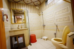 Deluxe Double Room | Bathroom