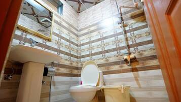 Deluxe Double Room | Bathroom | Shower, free toiletries, towels