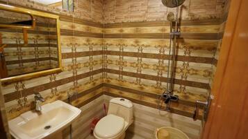 Deluxe Double Room | Bathroom | Shower, free toiletries, towels